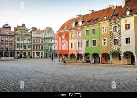 Il pittoresco rowhouses sulla piazza del vecchio mercato di Poznan, Polonia Foto Stock