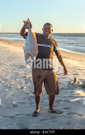 Pescatore malgascio che mostra la sua cattura, Morondava, provincia di Toliara, Madagascar Foto Stock