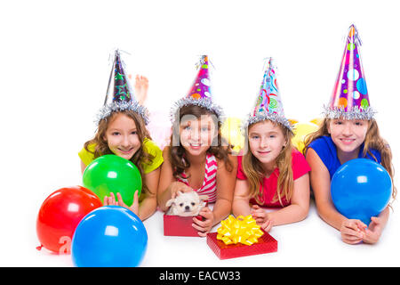 Capretto felice ragazze cucciolo di cane in regalo di compleanno palloncini su sfondo bianco Foto Stock