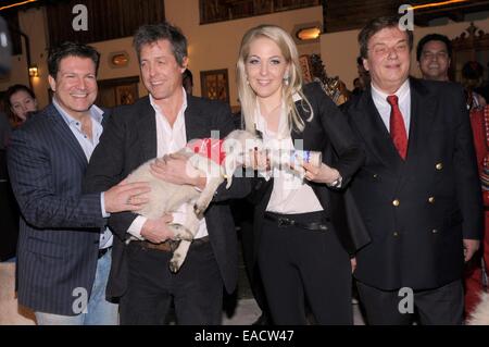 Salisburgo, Austria. Xi Nov, 2014. Attore Francesco Fulton-Smith (L-R), attore britannico Hugh Grant, Kathrin Glock, moglie del produttore di armi Glock, e Michael Aufhauser, proprietario di Gut Aiderbichl, posano con un agnello in un tradizionale display di Natale presso il Gut Aiderbichl santuario degli animali in Salzburg, Austria. Il 06 dicembre 2014 la mostra 'avvento in Aiderbichl" sarà trasmesso sulla stazione televisiva ORF 2 con una relazione sul display di Natale. Il santuario di origine animale è a casa per gli animali che provengono da situazioni tristi. Credito: dpa picture alliance/Alamy Live News Foto Stock