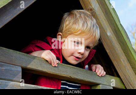 Tre-anno-vecchio ragazzo nel parco giochi Foto Stock