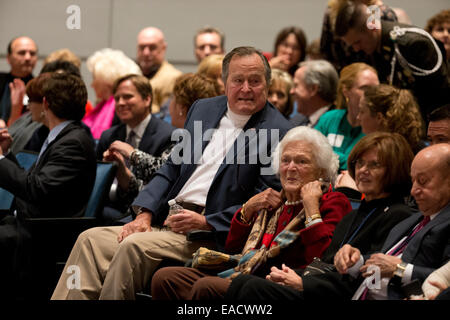 College Station, Texas, Stati Uniti d'America. 11 Novembre, 2014. Ex U.S. Il Presidente George H. W. Bush ascolta con sua moglie Barbara Bush come suo figlio ex Presidente George W Bush parla del suo nuovo libro, "41 un ritratto di mio padre" durante un evento di prenotare presso la Biblioteca di Bush al Texas A&M University. Credito: Bob Daemmrich/Alamy Live News Foto Stock