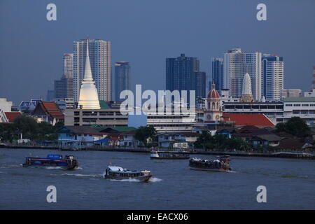 Il fiume Chao Phraya - traffico di Bangkok - Tailandia Foto Stock