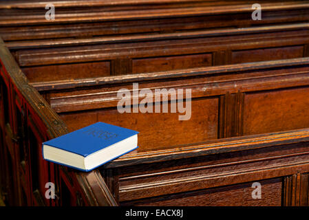 Libro di preghiera comune su pew St Oswald è la Chiesa, abbassare Peover, Cheshire, Inghilterra, Regno Unito Foto Stock