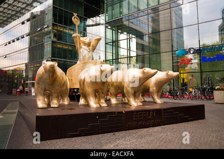 Berlin Buddy Bears imitando la Quadriga, Neues Kranzlereck, Kurfürstendamm, Charlottenburg di Berlino, Germania Foto Stock