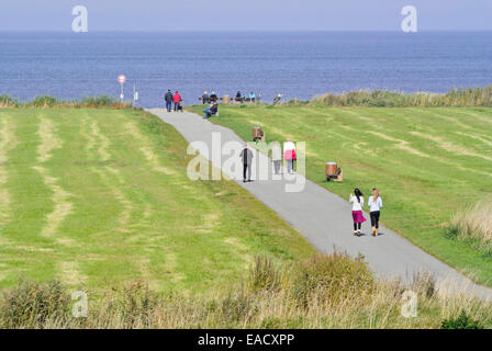 Promenaders al fiume Elba bocca vicino a otterndorf, Germania Foto Stock