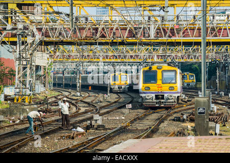 I treni che arrivano a Churchgate stazione ferroviaria, Mumbai, Maharashtra, India Foto Stock