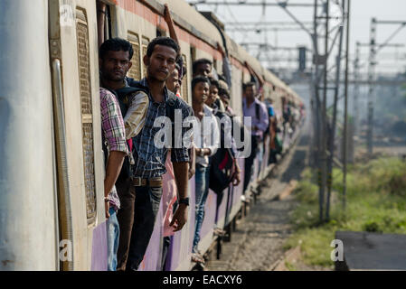 Affollato treno arrivando a Churchgate stazione ferroviaria, Mumbai, Maharashtra, India Foto Stock