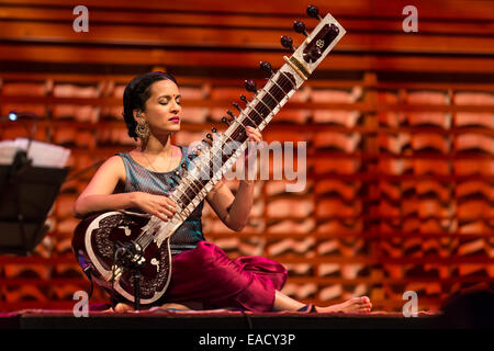 Il sitar indiano player Anoushka Shankar, sala concerti del KKL, Lucerna, Svizzera Foto Stock