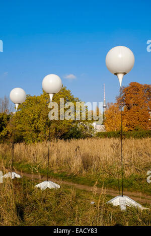 Lichtgrenze, installazione al 25. anniversario della caduta del muro di Berlino, Berlino, Germania Foto Stock