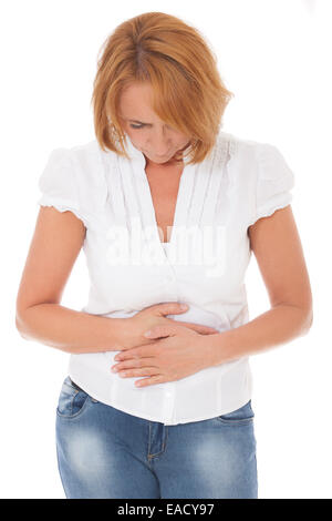 Donna matura affetti da stomachache. Tutto su sfondo bianco. Foto Stock