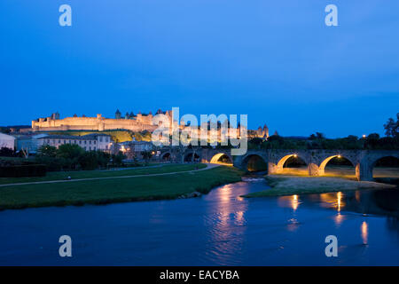 Le fortificazioni, bastioni, Aude River, Carcassonne, Departement Aude, Languedoc-Roussillon, Francia Foto Stock