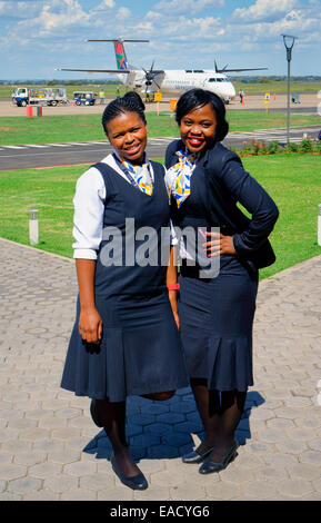 Hostess della compagnia aerea South African Airways Express all'aeroporto, Bloemfontein, Libero Stato Provincia, Sud Africa Foto Stock