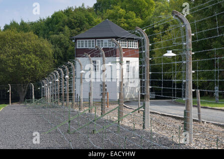 Ricostruito recinzione di camp con torre di avvistamento, Buchenwald campo di concentramento, Weimar, Turingia, Germania Foto Stock