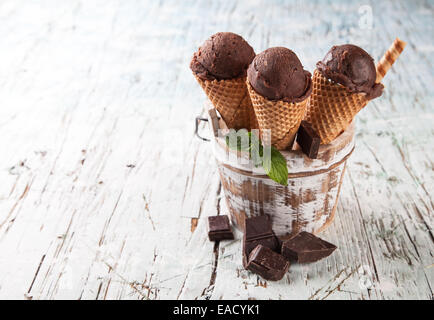 Studio foto di gelato scoop in cialda coni. Servita su tavole di legno Foto Stock