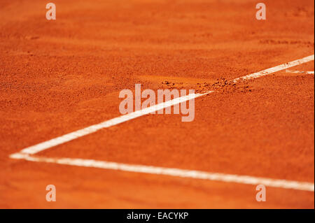 Dettaglio con un footprint di base su di un campo da tennis in terra battuta Foto Stock
