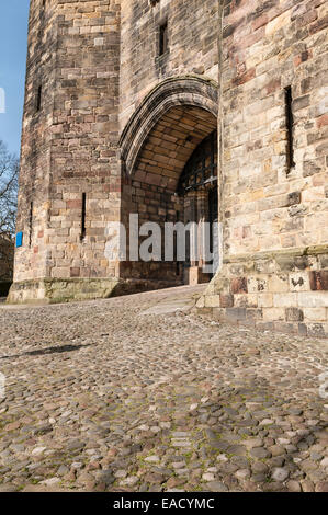 Lancaster Castle, Lancashire, Regno Unito. L'ingresso principale è attraverso il XV secolo gatehouse (John O' Gaunt's Tower) Foto Stock