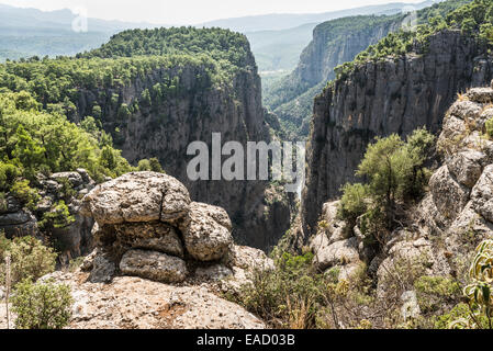 Köprülü Canyon National Park, 400m profondo canyon con fiume Köprüçay, sui monti Taurus, Gaziler, Provincia di Antalya, Turchia Foto Stock