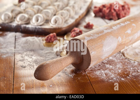 Gnocchi. Non cotti sulla scrivania in legno. Foto Stock