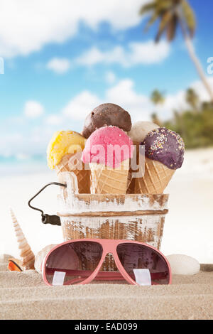 Set di vari tipi di frutta gelato sul ponte di legno con il mare di sfocatura sullo sfondo Foto Stock