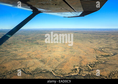 Vista da un piccolo aereo sull'asciutto alveo del fiume Oanob, Khomas Hochland, Namibia Foto Stock