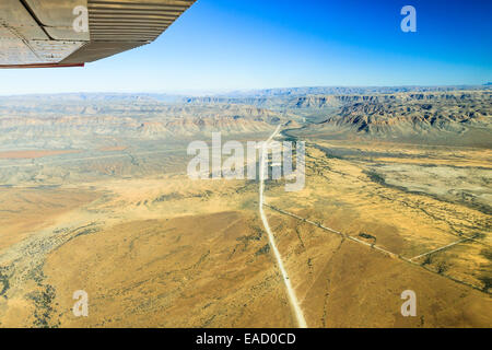 Vista da un piccolo aereo sopra la sabbia strada C26, scomparendo tra le montagne in direzione della Gamsberg Pass Foto Stock