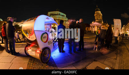Turisti e risciò ciclo di fronte alla Konzerthaus e la cattedrale francese, Gendarmenmarkt Berlin, Germania Foto Stock