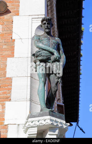 Il Pescatore Il Pescatore da Cesare Laurenti una statua in bronzo del pesce di Rialto Market Building a Venezia, Italia. Foto Stock