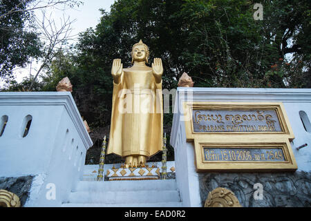 Statue di Buddha sul Phu Si Hill,un popolare luogo di tramonto a Luang Prabang, Laos, Asia sud-orientale, Asia Foto Stock