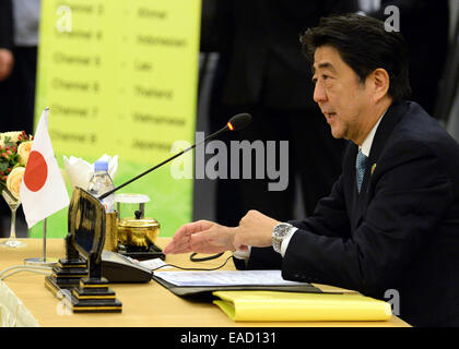 No Gen. Pyi Taw, Myanmar. Xii Nov, 2014. Giappone il Primo Ministro Shinzo Abe parla al diciassettesimo ASEAN-Giappone Vertice di Nay Gen. Pyi Taw, Myanmar, nov. 12, 2014. Credito: Ma Ping/Xinhua/Alamy Live News Foto Stock