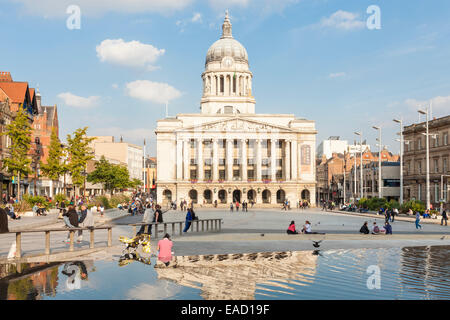 Nottingham City Centre, l'autunno. Per coloro che godono di buone condizioni atmosferiche nella vecchia piazza del mercato con il Consiglio casa in distanza, Nottingham, Inghilterra, Regno Unito Foto Stock