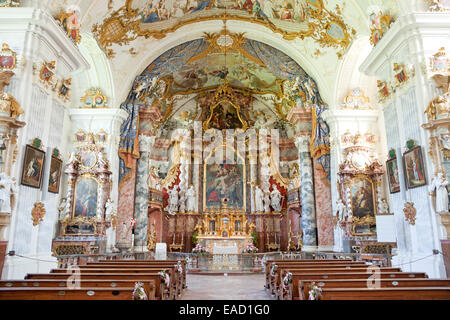 Interno e altare della chiesa del monastero Raitenhaslach a Burghausen, Bavaria Foto Stock