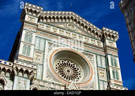 Rosone e la facciata del duomo di Firenze, Cattedrale di Santa Maria del Fiore, Firenze, Toscana, Italia Foto Stock