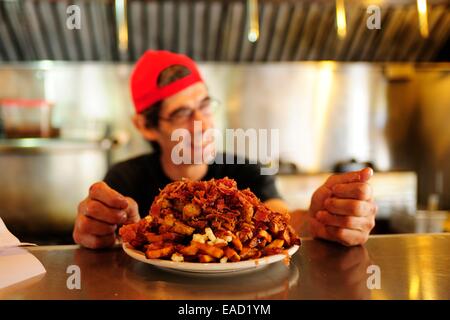 Poutine, un canadese il fast food specialty, Provincia di Quebec, Canada Foto Stock