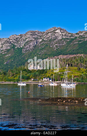 Vista su yacht ancorati in Plockton Harbour a Duncraig Castle e Loch Carron, Wester Ross, Highlands scozzesi, Scotland Regno Unito Foto Stock