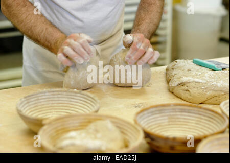 La produzione di pane, baker, mani impastare la pasta di pane, pasta madre Foto Stock