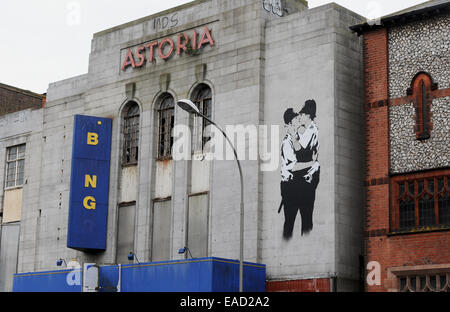 I derelitti chiuso teatro Astoria in Brighton che ha una copia di grandi dimensioni del famoso Banksy mural Kissing Coppers Foto Stock