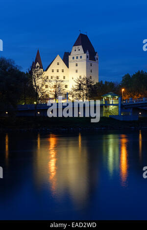 Vista da Klenzepark attraverso il Fiume Danubio verso la Neue Schloss o Nuovo Castello di Ingolstadt, Alta Baviera, Baviera, Germania Foto Stock