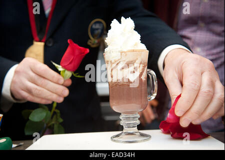 Manhattan, New York, Stati Uniti d'America. 7 Nov, 2014. Maestro italiano barista ETTORE DIANA crea specialty coffee drink, chiamato ''una donna in amore in New York", al nuovo cafÅ½ Crave.it sulla sesta Avenue. © Bryan Smith/ZUMA filo/Alamy Live News Foto Stock