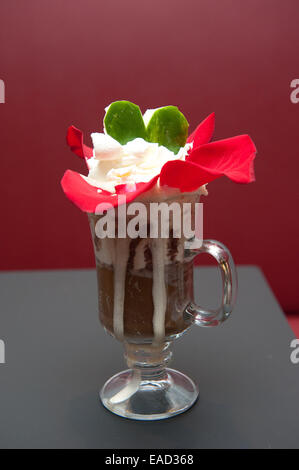 Manhattan, New York, Stati Uniti d'America. 7 Nov, 2014. Maestro italiano barista Ettore Diana creazione chiamato ''una donna in amore in New York " La nuova caffetteria Crave.it sulla sesta Avenue. © Bryan Smith/ZUMA filo/Alamy Live News Foto Stock