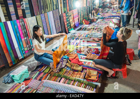 A Luang Prabang Mercato Notturno,Luang Prabang, Laos, Asia sud-orientale, Asia Foto Stock