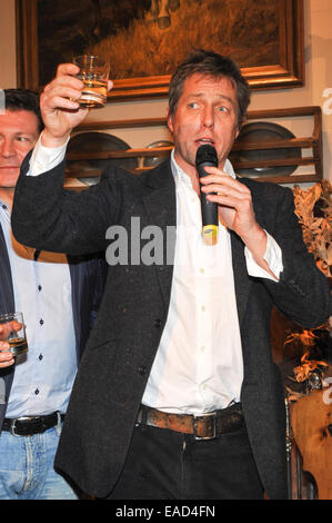 Henndorf vicino a Salisburgo, Austria. 11 Novembre, 2014. Attore britannico Hugh Grant su 11 Novembre 2014 all'apertura dei mercati di Natale a Aiderbichl Estate in Henndorf vicino a Salisburgo, Austria. Credito: dpa picture alliance/Alamy Live News Foto Stock