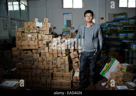 (141112) -- YINCHUAN, nov. 12, 2014 (Xinhua) -- Foto scattata il 9 novembre 12, 2014 mostra un uomo chiamato Ouyang Guoqian chi gestisce una Taobao e-business Negozio vendita wolfberry cinese a Yinchuan, capitale del nord-ovest della Cina di Ningxia Hui Regione autonoma. Le vendite on line del suo negozio su 'Double undici giorno' raggiunta 5,580,000 yuan, 200 volte in confronto con le vendite giornaliere. Vendita online su Alibaba's Tmall.com, Taobao.com e dei suoi sbocchi d'oltremare, come AliExpress, sormontato 57,1 miliardi di yuan come 11:30 p.m. (1530 GMT) Martedì, battendo Tmall e Taobao combinato 2013 Singles' giorno vendite di 36,2 miliardi di yuan, ac Foto Stock