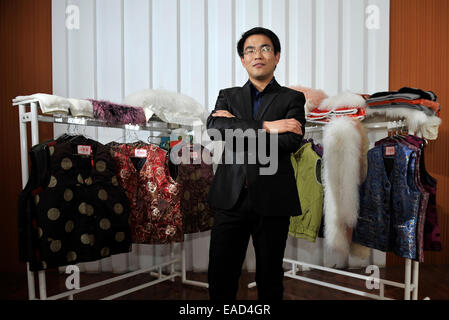 (141112) -- YINCHUAN, nov. 12, 2014 (Xinhua) -- Foto scattata il 9 novembre 12, 2014 mostra un uomo di nome Zhang Liang chi gestisce una Taobao e-business Negozio vendita panni di lana a Yinchuan, capitale del nord-ovest della Cina di Ningxia Hui Regione autonoma. Le vendite on line del suo negozio su 'Double undici giorno' raggiunta 840.000 yuan, 40 volte in confronto con le vendite giornaliere. Vendita online su Alibaba's Tmall.com, Taobao.com e dei suoi sbocchi d'oltremare, come AliExpress, sormontato 57,1 miliardi di yuan come 11:30 p.m. (1530 GMT) Martedì, battendo Tmall e Taobao combinato 2013 Singles' giorno vendite di 36,2 miliardi di yuan, secondo t Foto Stock