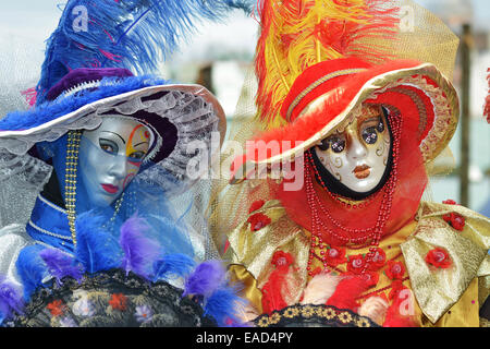 Due persone con maschera e costume, il Carnevale di Venezia Foto Stock