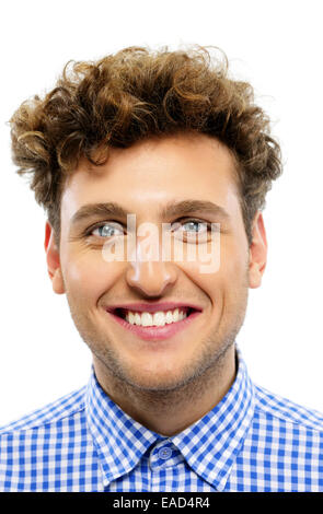 Ritratto di un uomo felice con capelli ricci su sfondo bianco Foto Stock