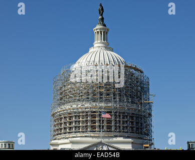 I lavoratori creano un'impalcatura che racchiude il Campidoglio US Dome Novembre 12, 2014 a Washington, DC. Il $60 milioni di dollari del progetto è quello di arrestare il deterioramento della ghisa cupola e conservarlo per il futuro. Foto Stock