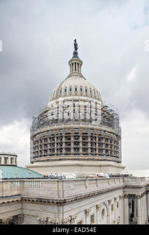 I lavoratori creano un'impalcatura che racchiude il Campidoglio US Dome Novembre 10, 2014 a Washington, DC. Il $60 milioni di dollari del progetto è quello di arrestare il deterioramento della ghisa cupola e conservarlo per il futuro. Foto Stock