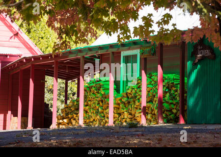 Colori autunnali intorno a una casa vicino a springville,, Tule River, California, Stati Uniti d'America. Foto Stock