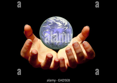 Mani femminili tenendo un globo brillante nel buio Foto Stock